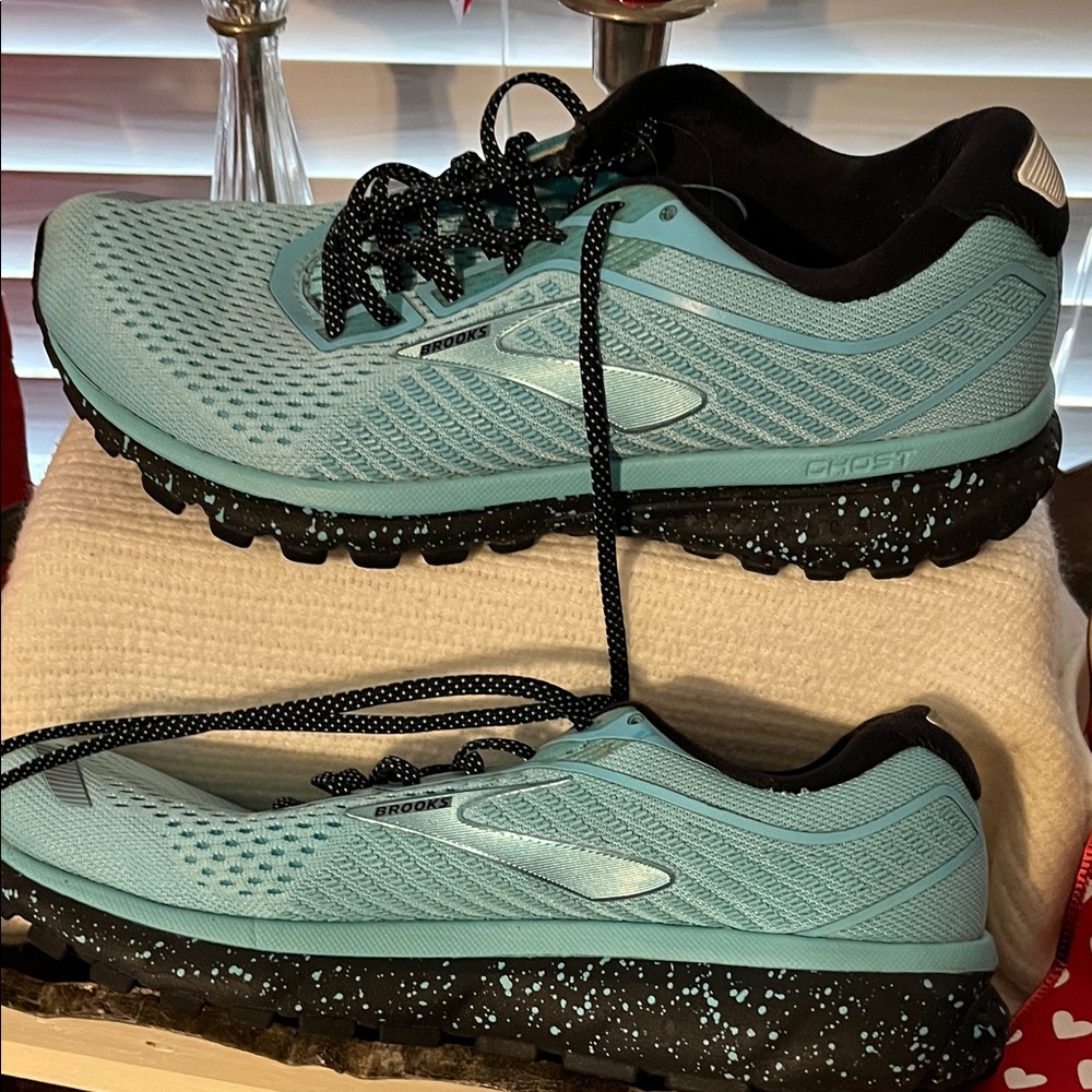 Brooks Women's Aqua Athletic Shoes